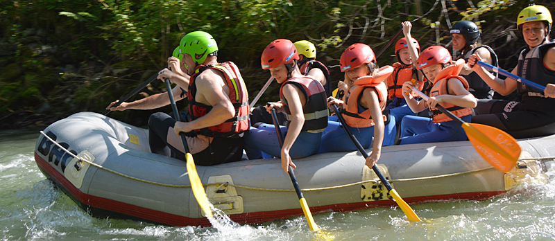 Familie mit Kindern machen einen Raftingtour in Schladming