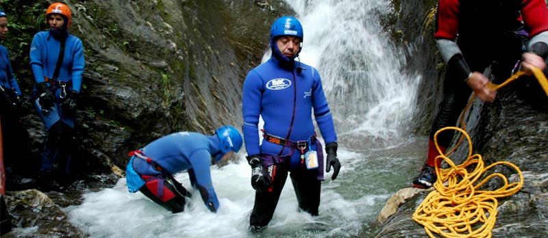 Redfox short enthält alles, worauf es beim Canyoning ankommt. Folgen Sie gehend, rutschen, springend dem natürlichen Flussverlauf von oben nach unten.